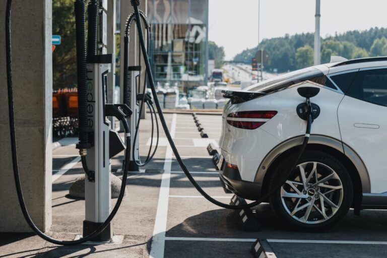 Elektroauto skaits Latvijā aug: valsts atbalsts, lētāks līzings un plašāks uzlādes tīkls