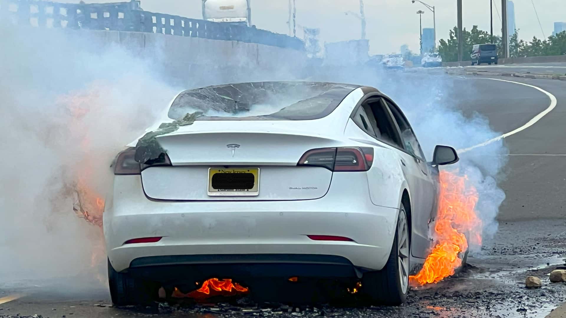 kā rīkoties elektroauto deg